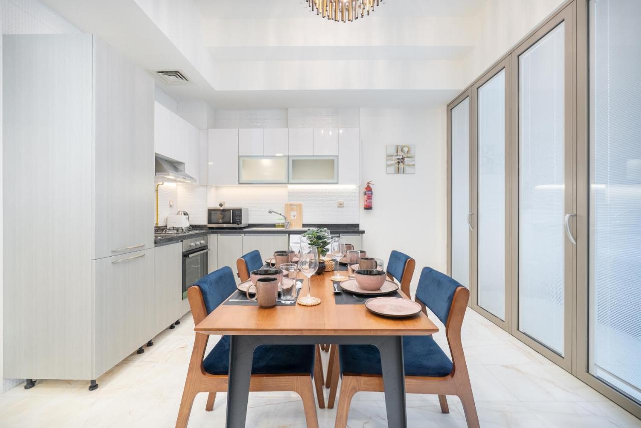 Apartamento Heaven Crest Business Bay Canal View - Luxury 2 Bedroom With Free Parking, Wi-fi, Gym And Pool Dubai