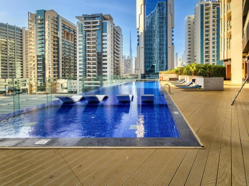 Heaven Crest Business Bay Canal View - Luxury 2 Bedroom With Free Parking, Wi-fi, Gym And Pool *